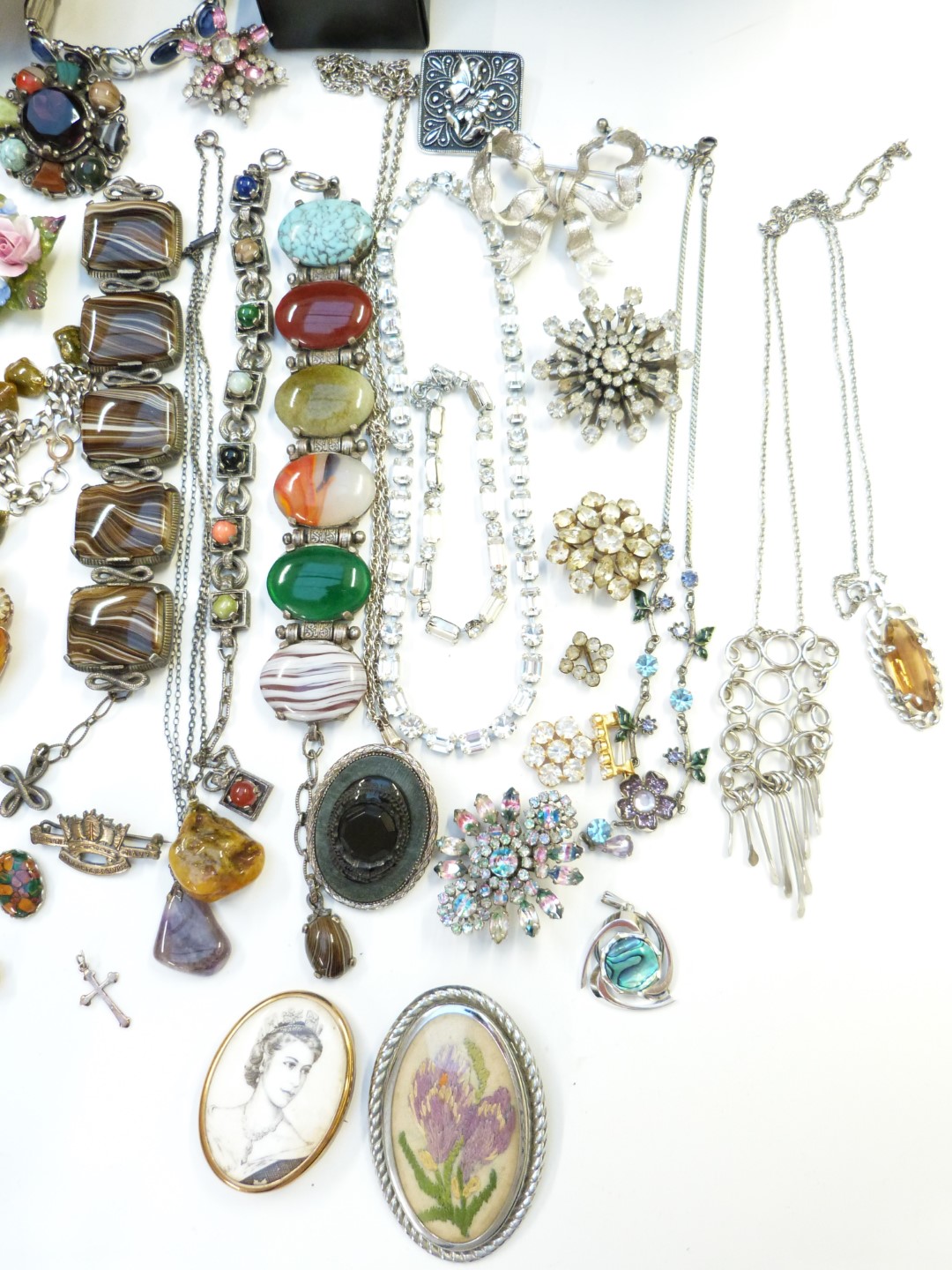 A collection of costume jewellery including diamanté necklace, vintage brooches, cufflinks, coins, - Image 2 of 7