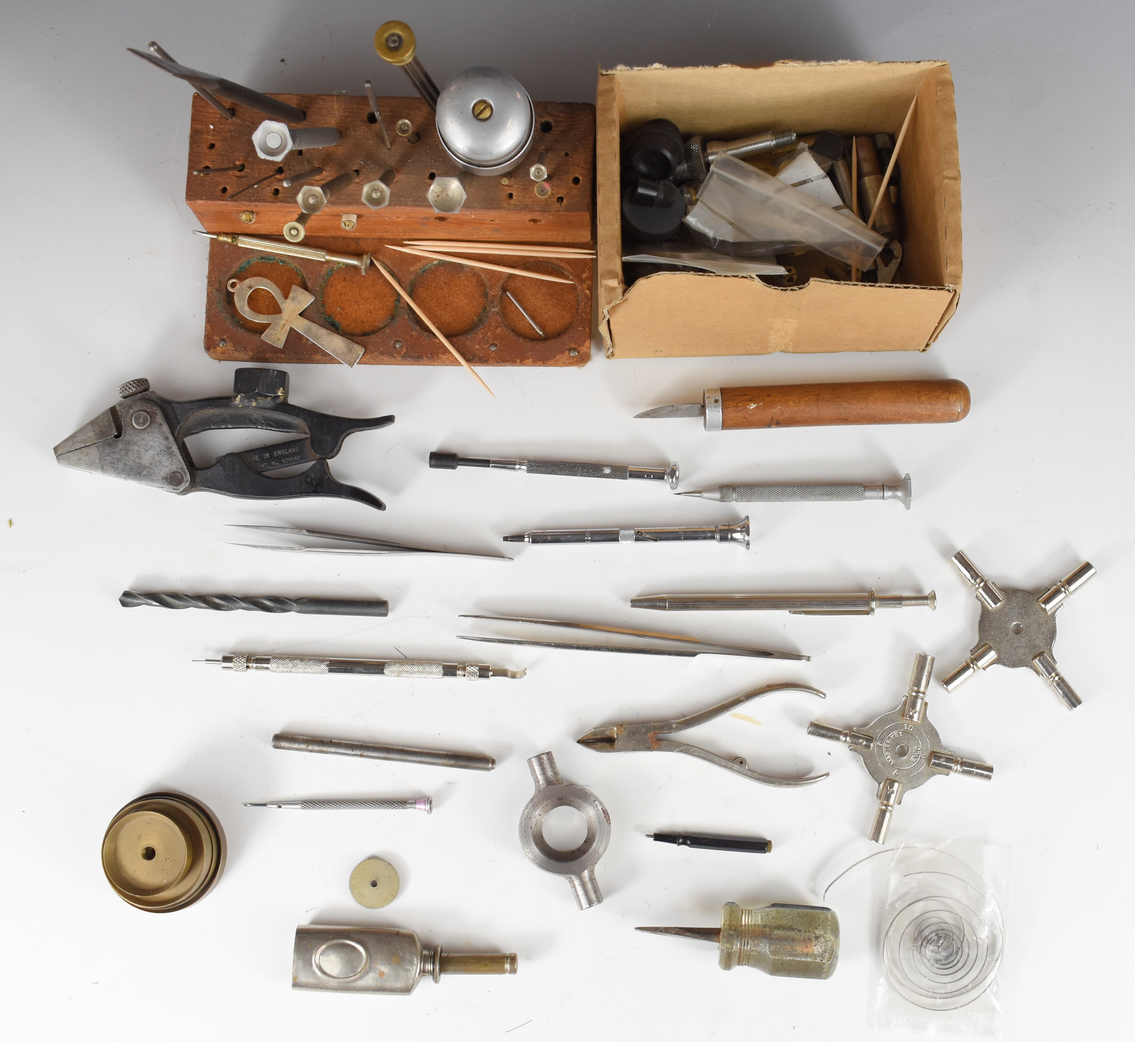 Collection of clock parts, keys, tools, needle files, engraver's wax, clamps etc, in three trays - Image 20 of 21