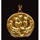 An 18ct gold pendant with relief Dilmun seal decoration, 9.3g