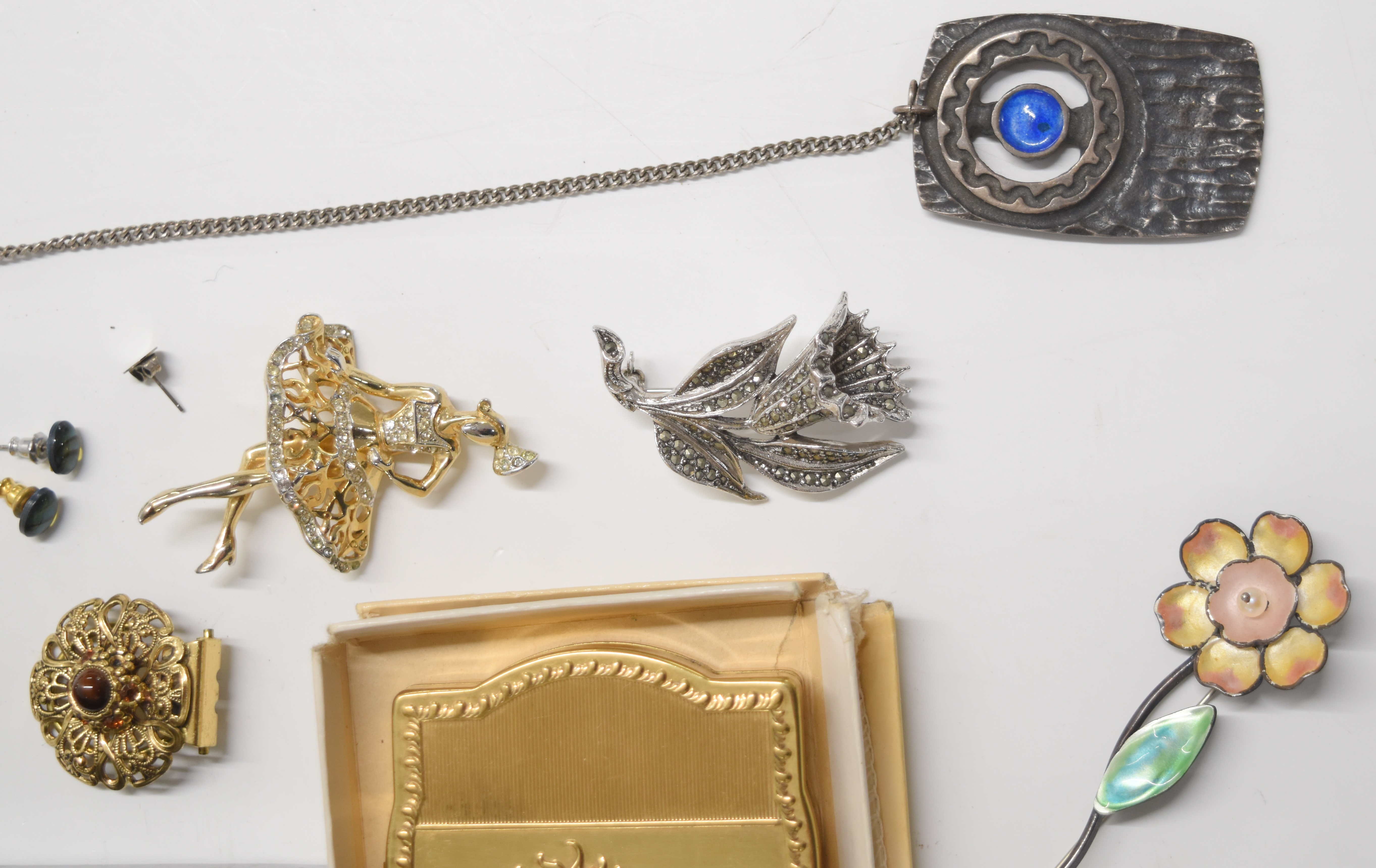 A collection of jewellery including enamel brooch, Monet necklace in box, pearl necklace, silver - Image 5 of 7