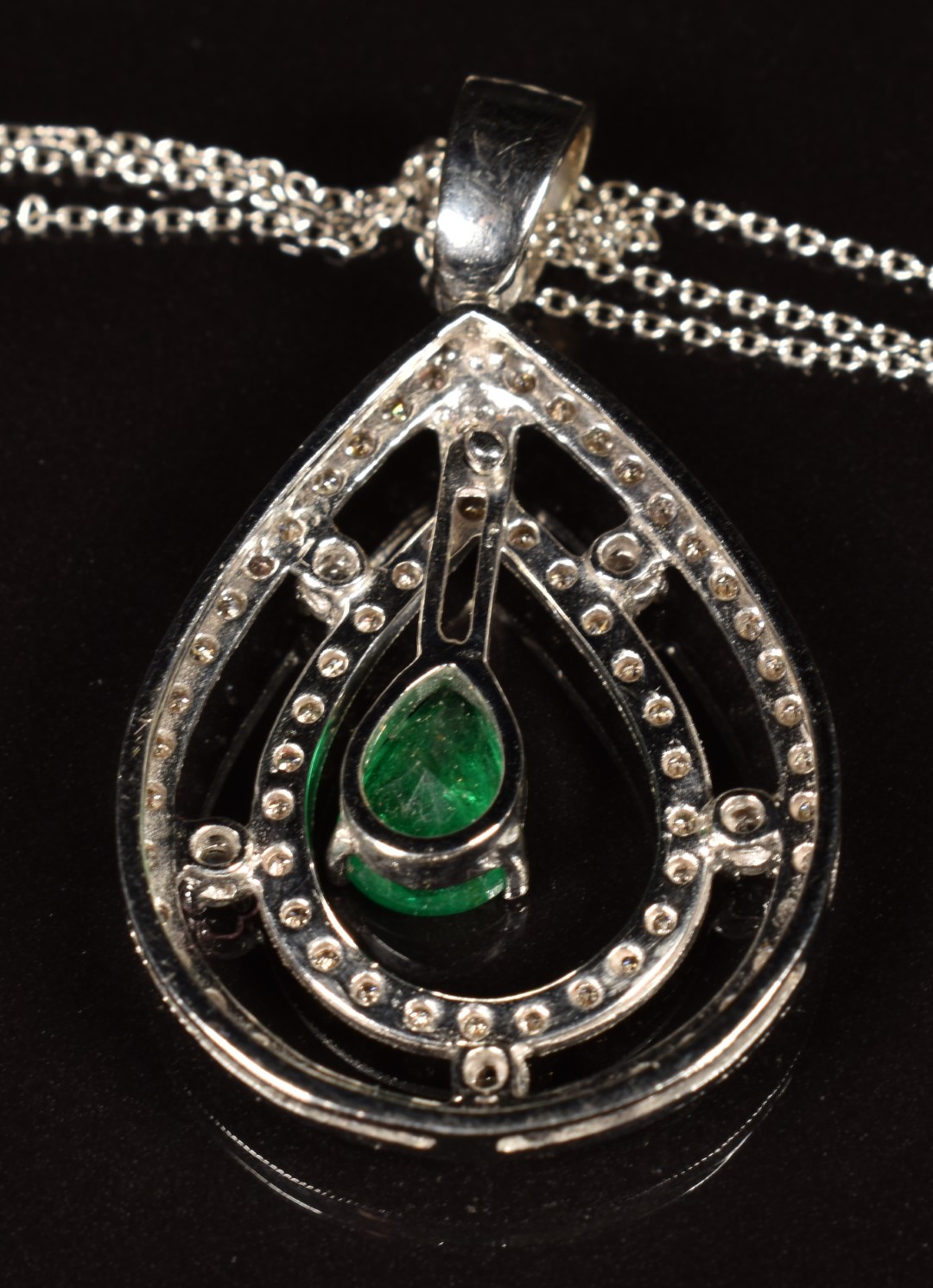 A 18k white gold pendant set with a pear cut emerald of approximately 0.8ct surrounded by - Image 3 of 4