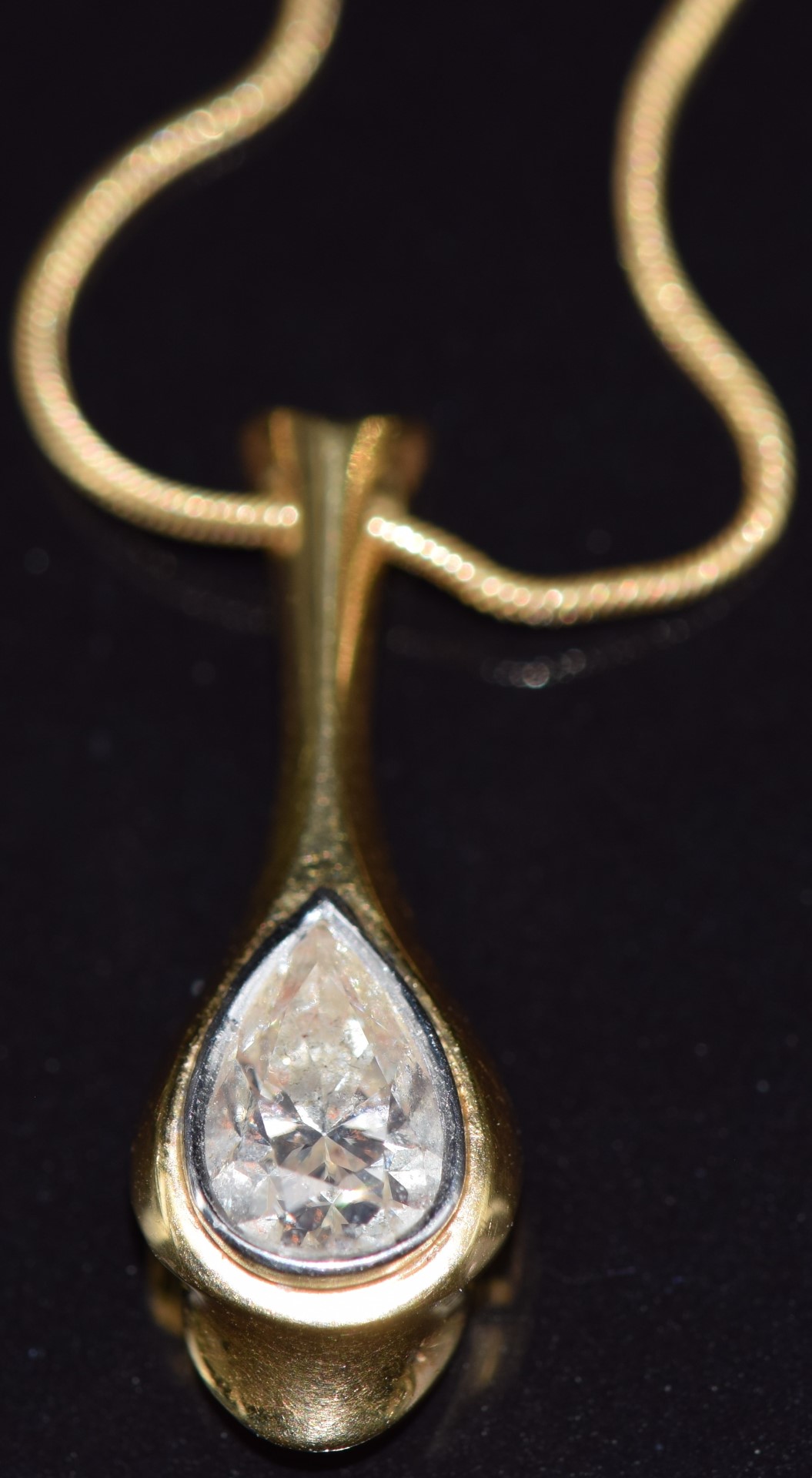 An 18ct gold bespoke pendant set with a 1.5ct pear cut diamond, on an 18ct gold chain, 9.1g - Image 2 of 6