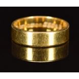 A 22ct gold wedding band / ring, 5.5g, size N