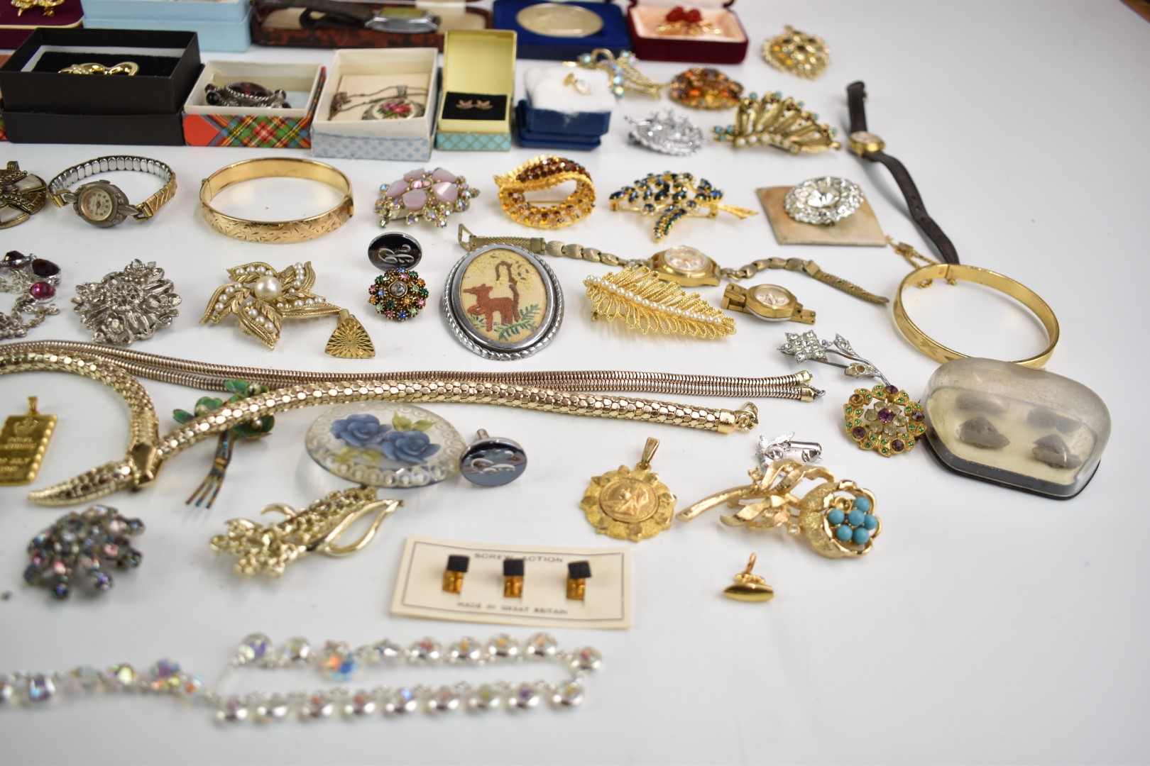 Collection of costume jewellery including silver medal, lucite brooch, 9ct gold iron charm (0.7g), - Image 5 of 5