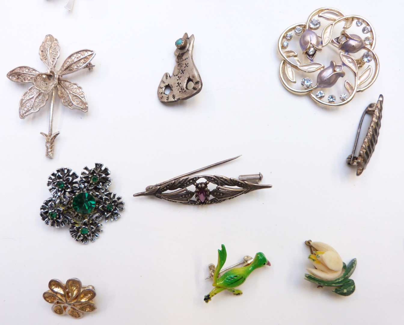 A collection of brooches including 1950's, micro mosaic, silver set with agate, filigree, dog, - Image 4 of 11