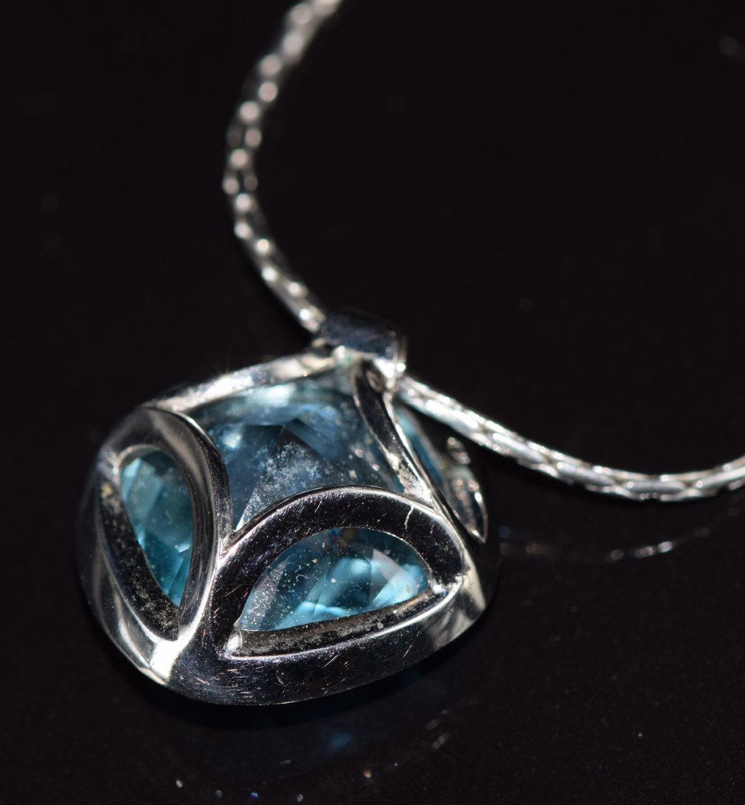 An 18ct white gold pendant set with a blue topaz and diamonds, on 18ct white gold chain, 15.1g - Image 5 of 5