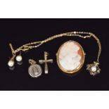 A 9ct gold brooch set with a cameo (6.1g), 9ct gold pendant set with a pearl (1.6g), a pair of 9ct