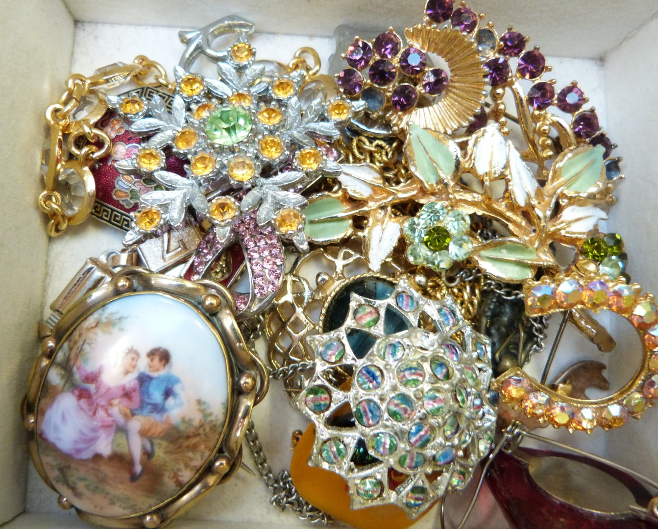A large collection of costume jewellery including agate beads, vintage brooches, vintage earrings, - Image 10 of 10