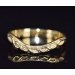 An 18ct gold wedding band / ring with twist decoration, made to fit around engagement ring, 2.8g,