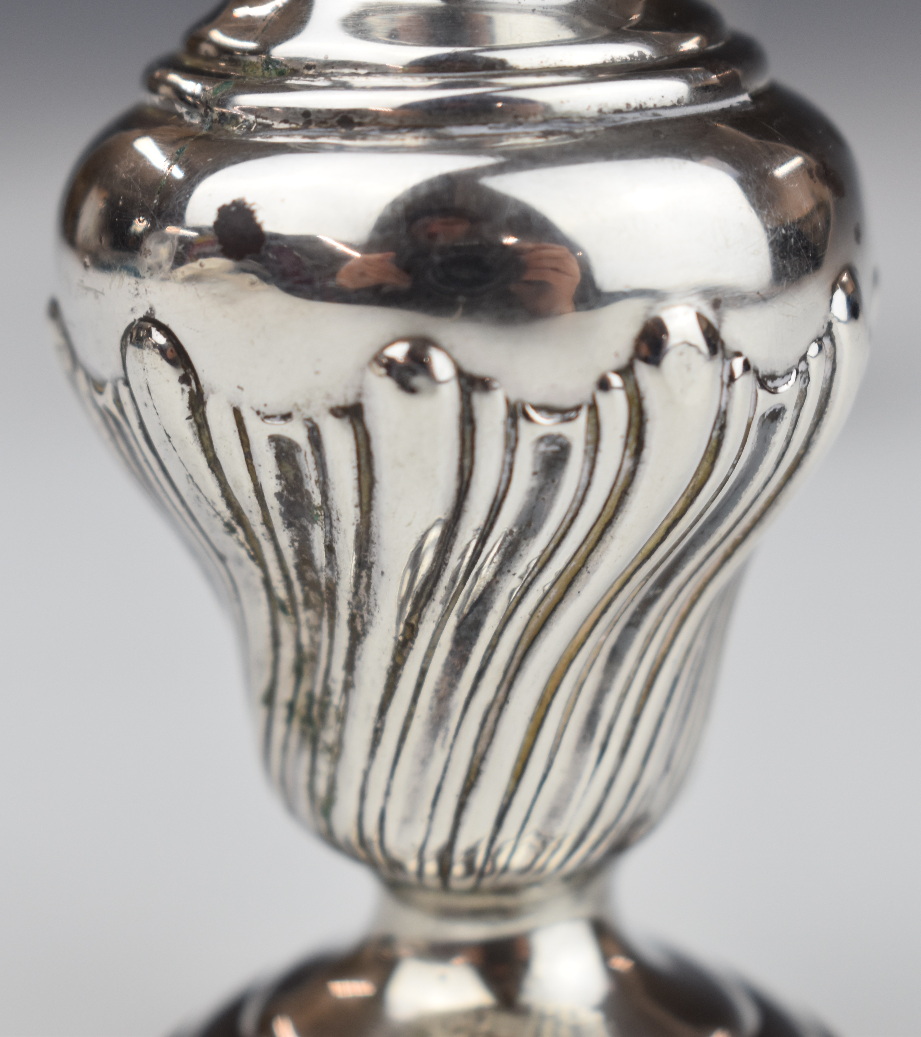 Victorian pair of hallmarked silver peppers, Chester 1900, maker Cohen & Charles, height 10cm, - Image 4 of 6