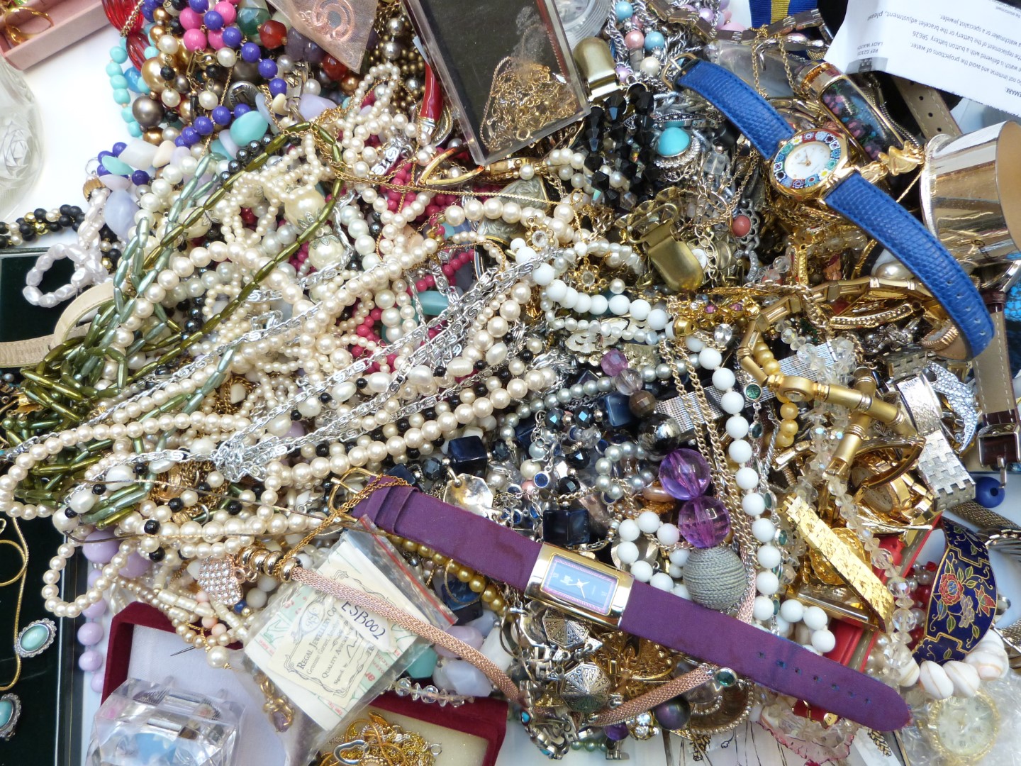 A collection of jewellery including vintage brooches, vintage earrings, beads, necklaces, etc - Image 2 of 11