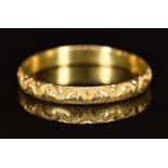 An 18ct gold ring / wedding band with embossed decoration 1.9g, size N