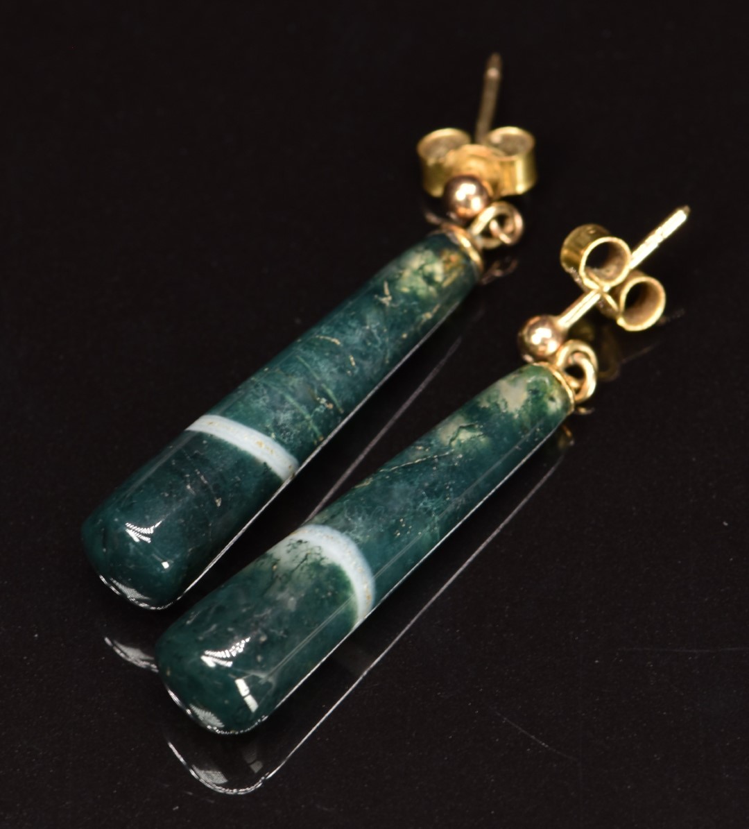 A pair of 14k gold earrings set with onyx and a pair of 9ct gold earrings set with moss agate - Image 3 of 3