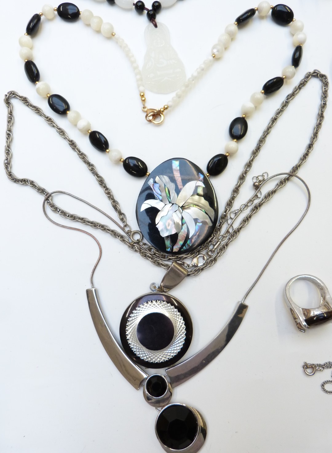 A collection of jewellery including glass beaded necklaces, sodalite necklace, faux pearls, amethyst - Image 9 of 11