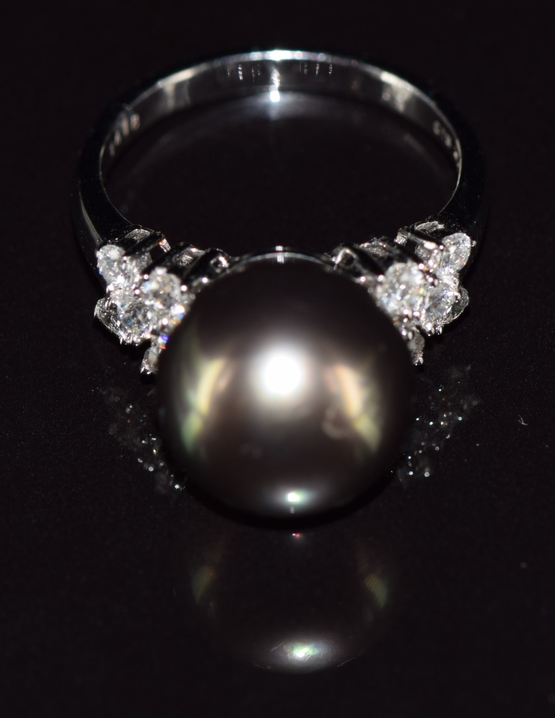 An 18ct white gold ring set with a 14ct black South Sea pearl, and with five diamonds to each - Image 4 of 4