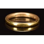 An 18ct gold wedding band / ring, 3.5g, size K