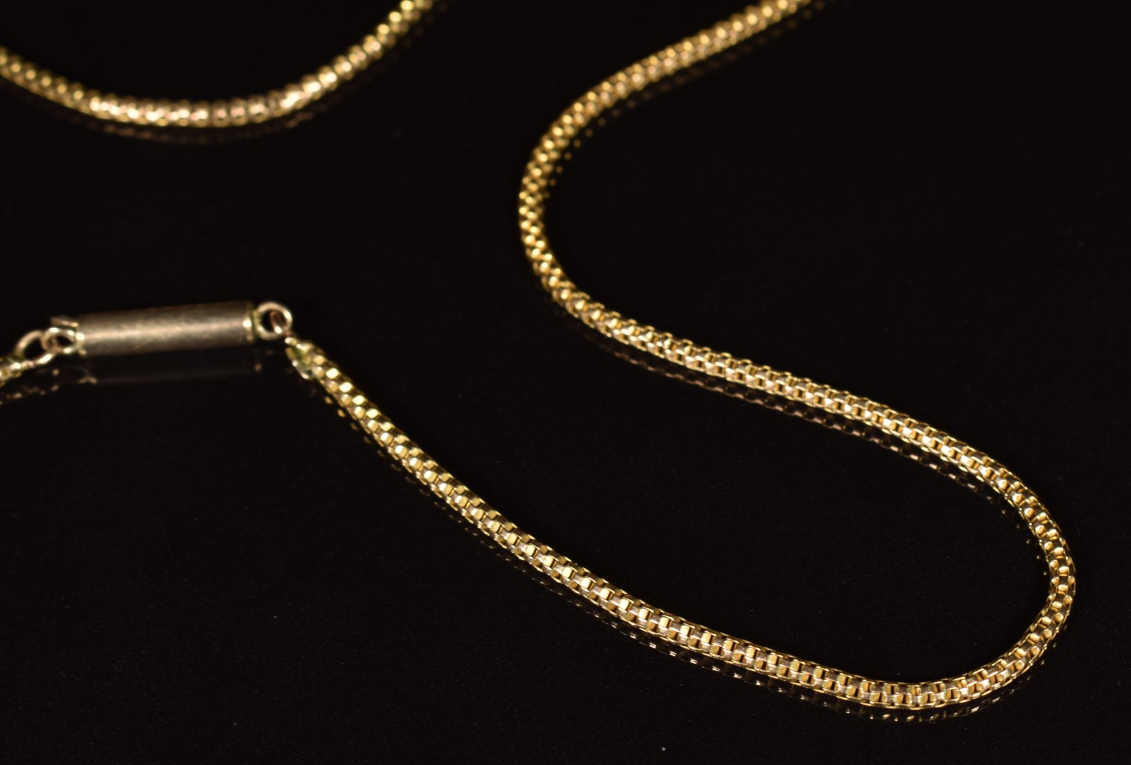 A c1915 9ct gold chain with barrel clasp, length 43cm, 3.9g - Image 2 of 3