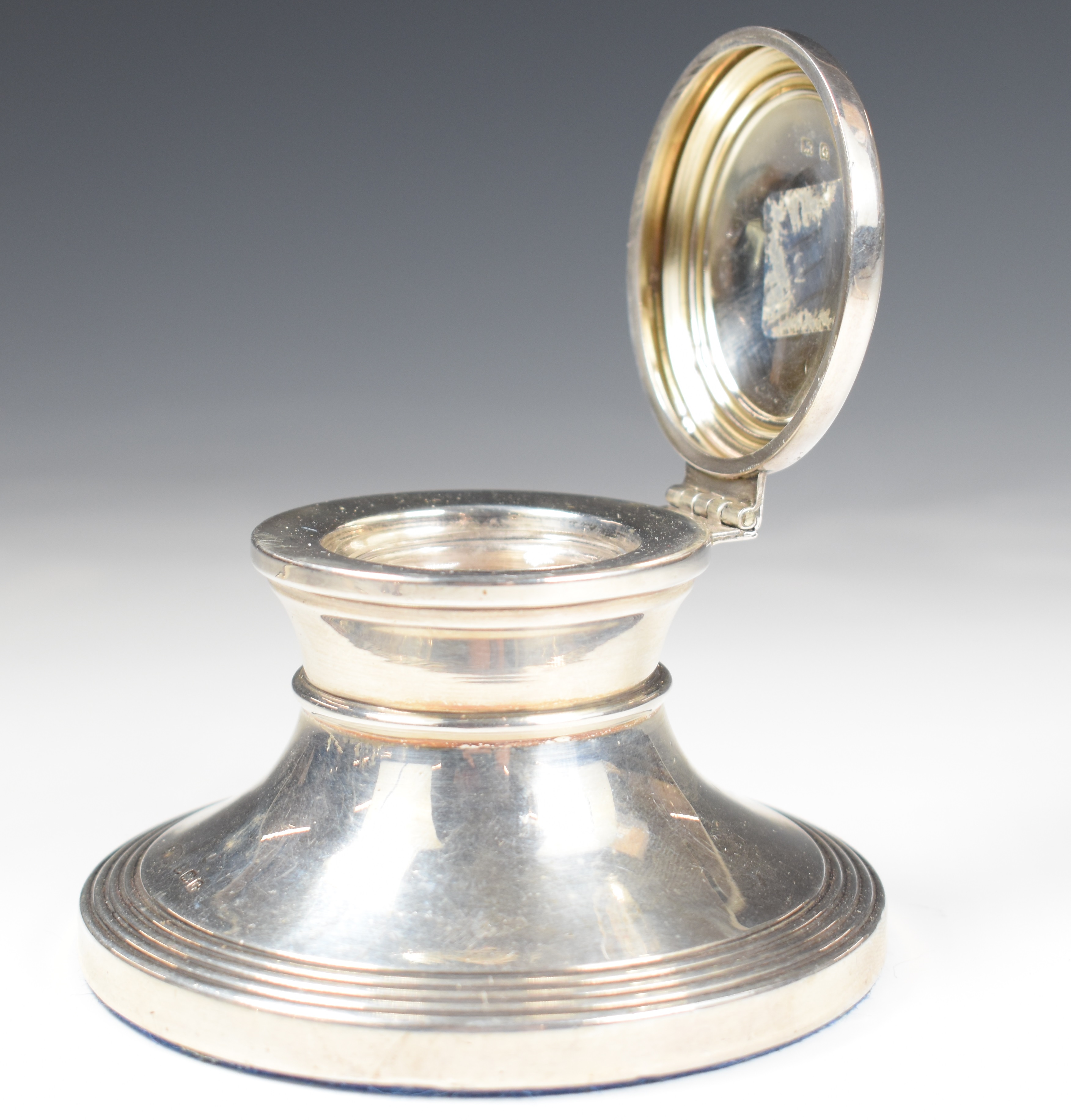 George V hallmarked silver capstan inkwell, Birmingham 1931, diameter 9cm, together with a pair of - Image 4 of 5