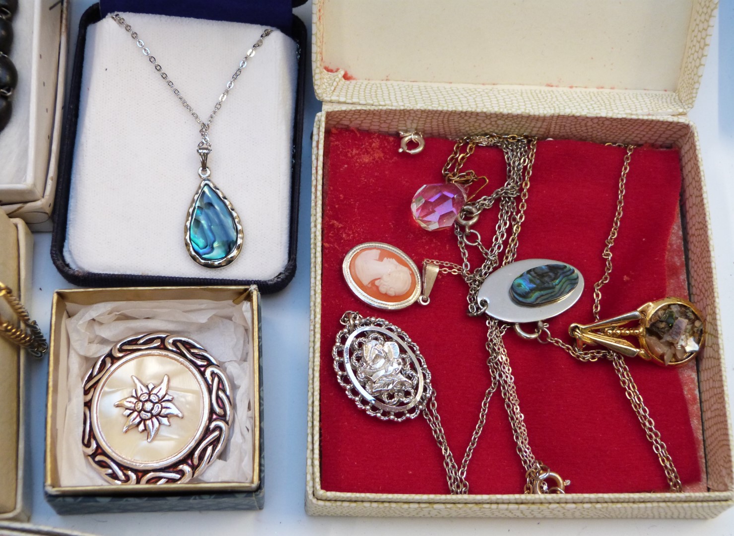 A collection of jewellery including vintage brooches, Hollywood clip, Corocraft brooch, Trifari - Image 7 of 10