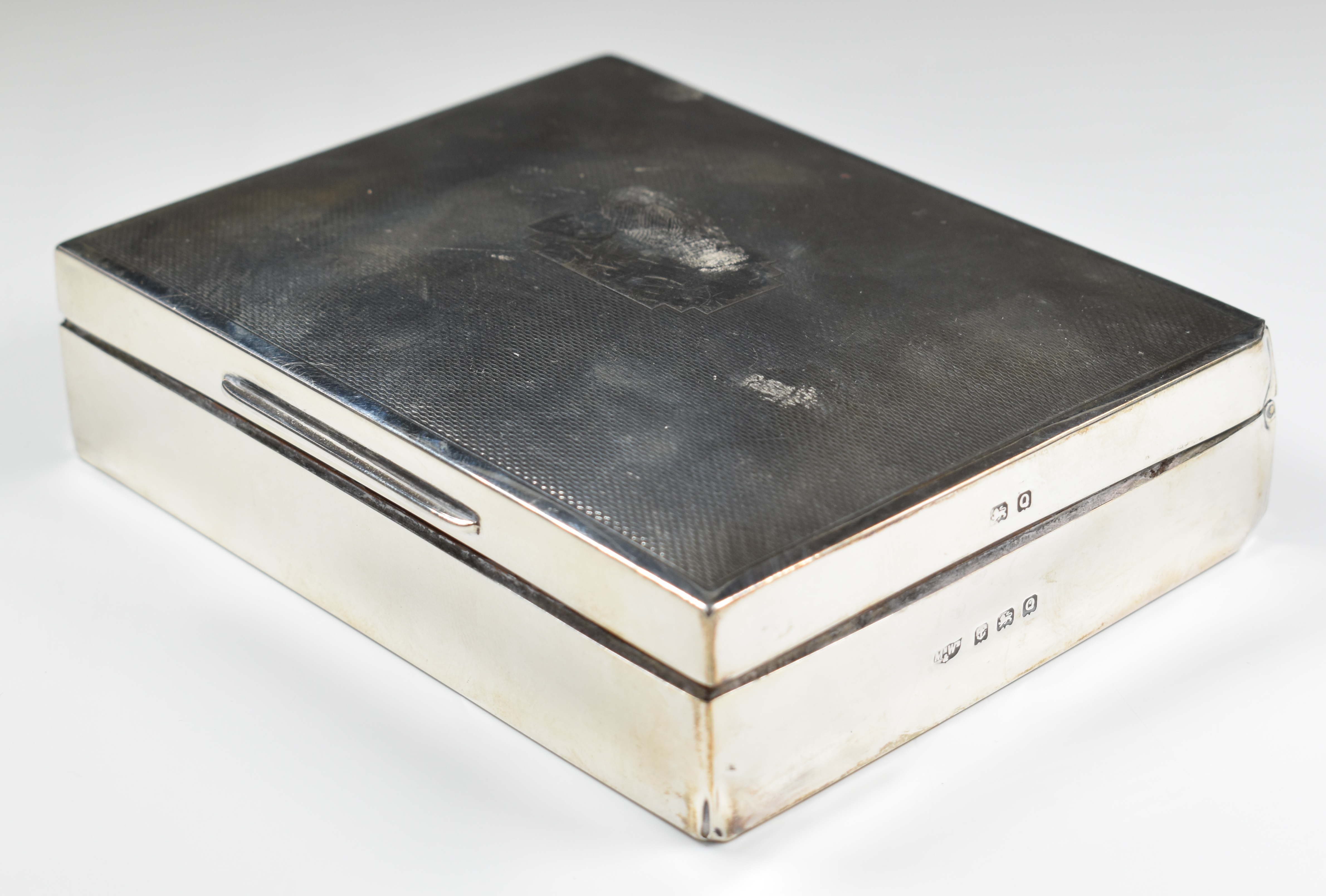 George VI Mappin & Webb hallmarked silver cigarette box with engine turned lid, Birmingham 1940,