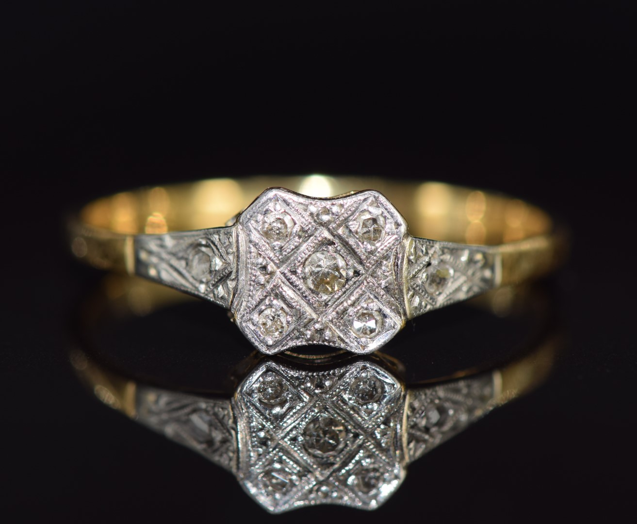 Art Deco 18ct gold ring set with diamonds in a platinum setting, 2.8g, size X