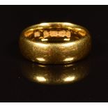 A 22ct gold wedding band / ring, in antique box, Birmingham 1916, 9.1g, size J