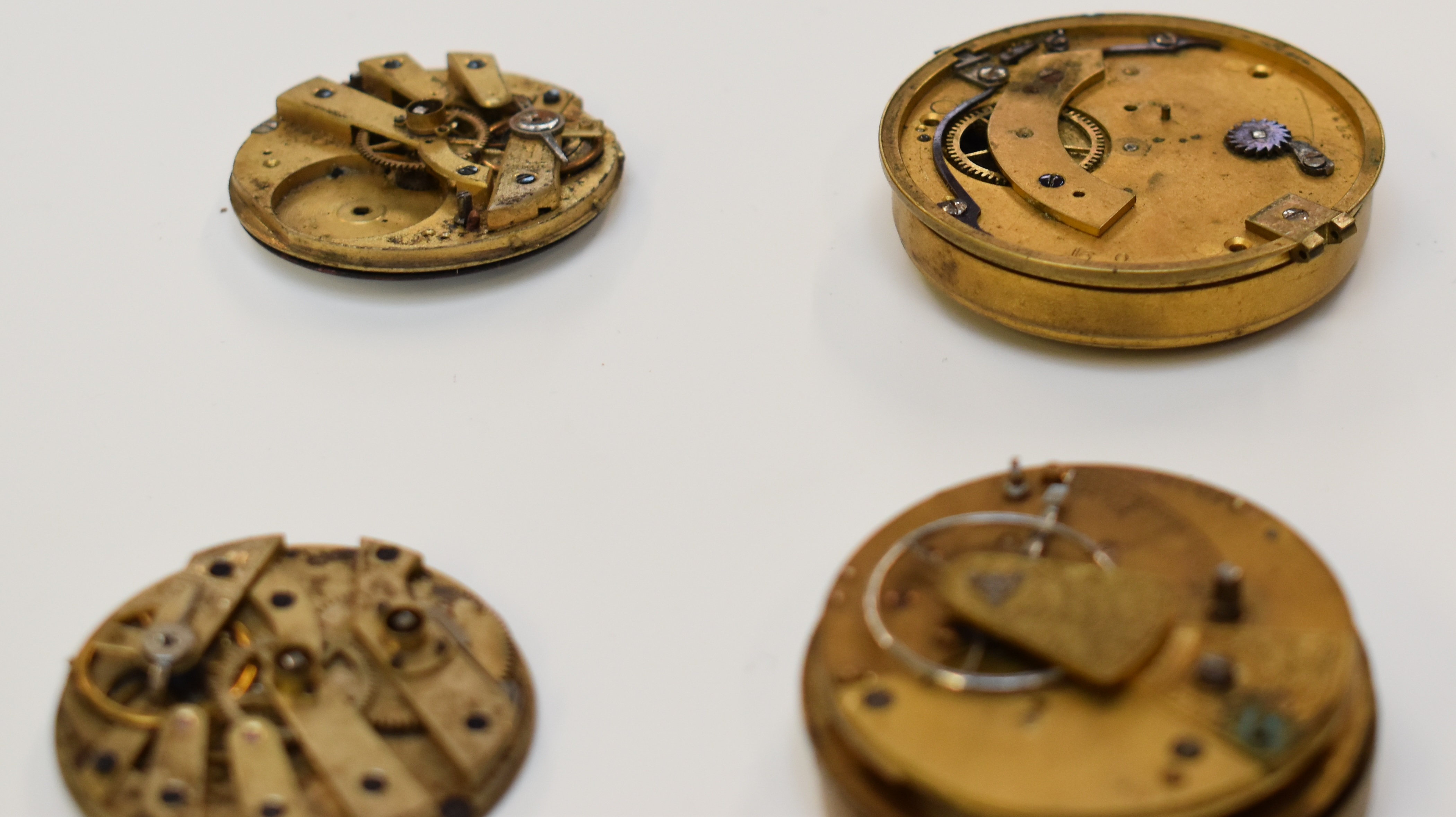 Large collection of pocket watch movements, dials and parts including fusee movements, tortoiseshell - Image 18 of 19