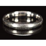 An 18ct white gold wedding band / ring, 4.3g, size M