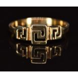 A 14k gold ring with Greek key decoration, 1.8g, size P