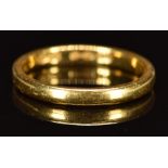 A 22ct gold wedding band / ring, 2.8g, size J