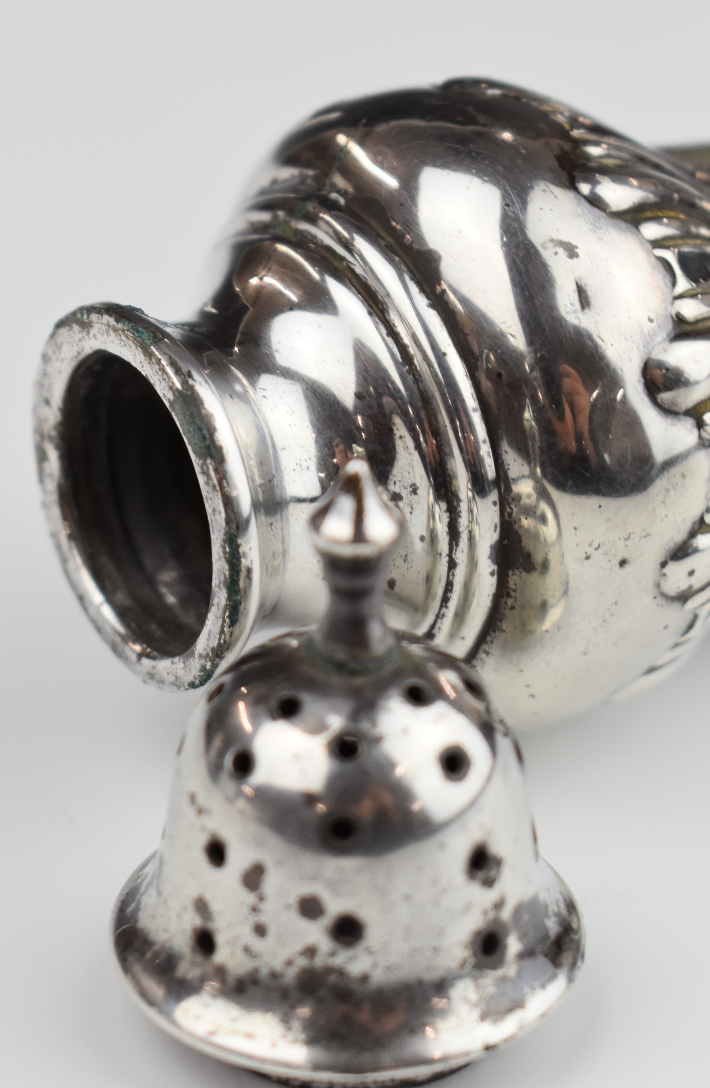 Victorian pair of hallmarked silver peppers, Chester 1900, maker Cohen & Charles, height 10cm, - Image 5 of 6