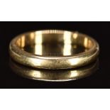 A 9ct gold wedding band / ring, 2.8g, size K/L