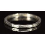 Art Deco octagonal platinum wedding band / ring with engraved decoration, 3.0g, size O