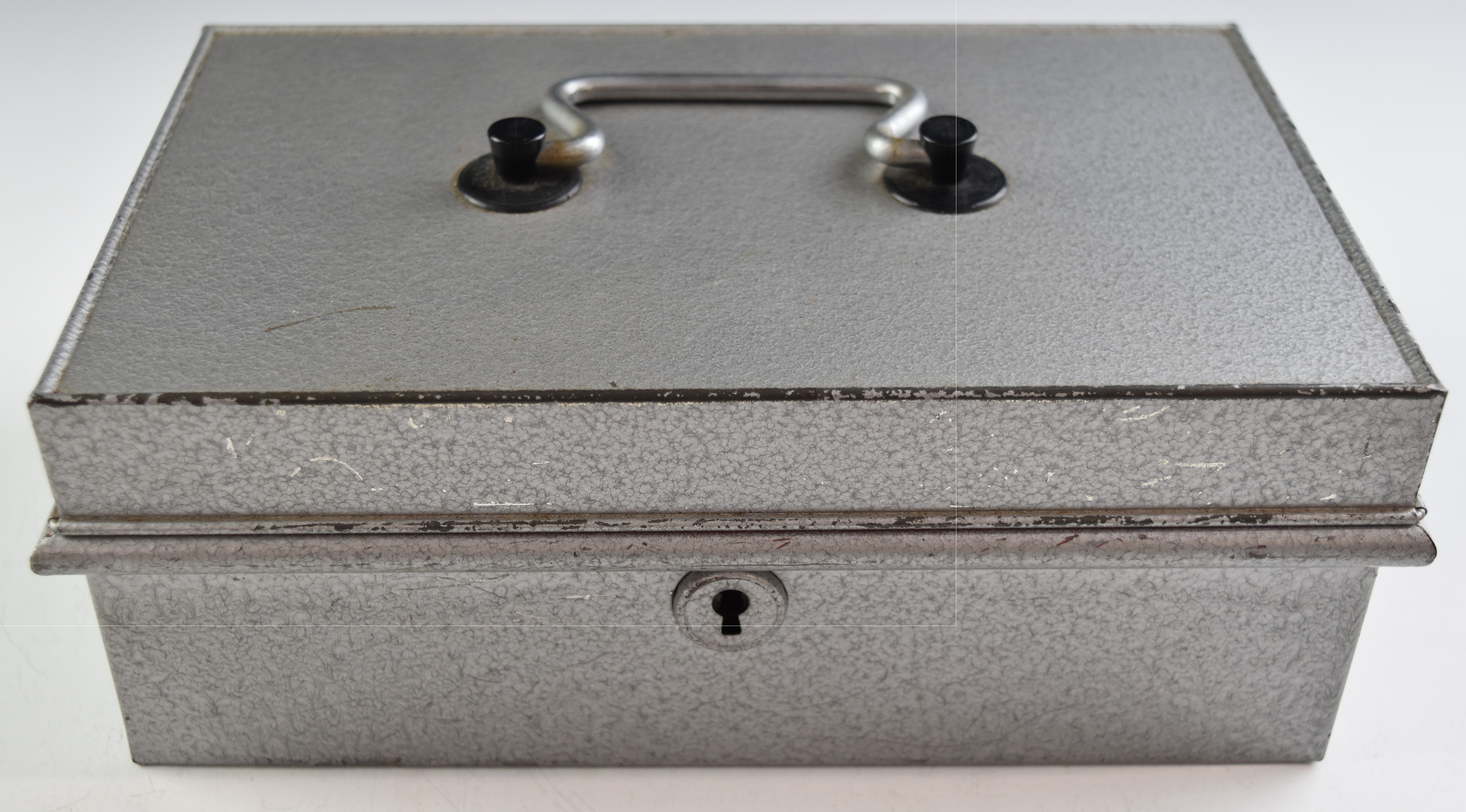 Vintage cash box containing modern crowns, £2 coins, Kennedy half dollars and approximately 41g of - Image 7 of 7