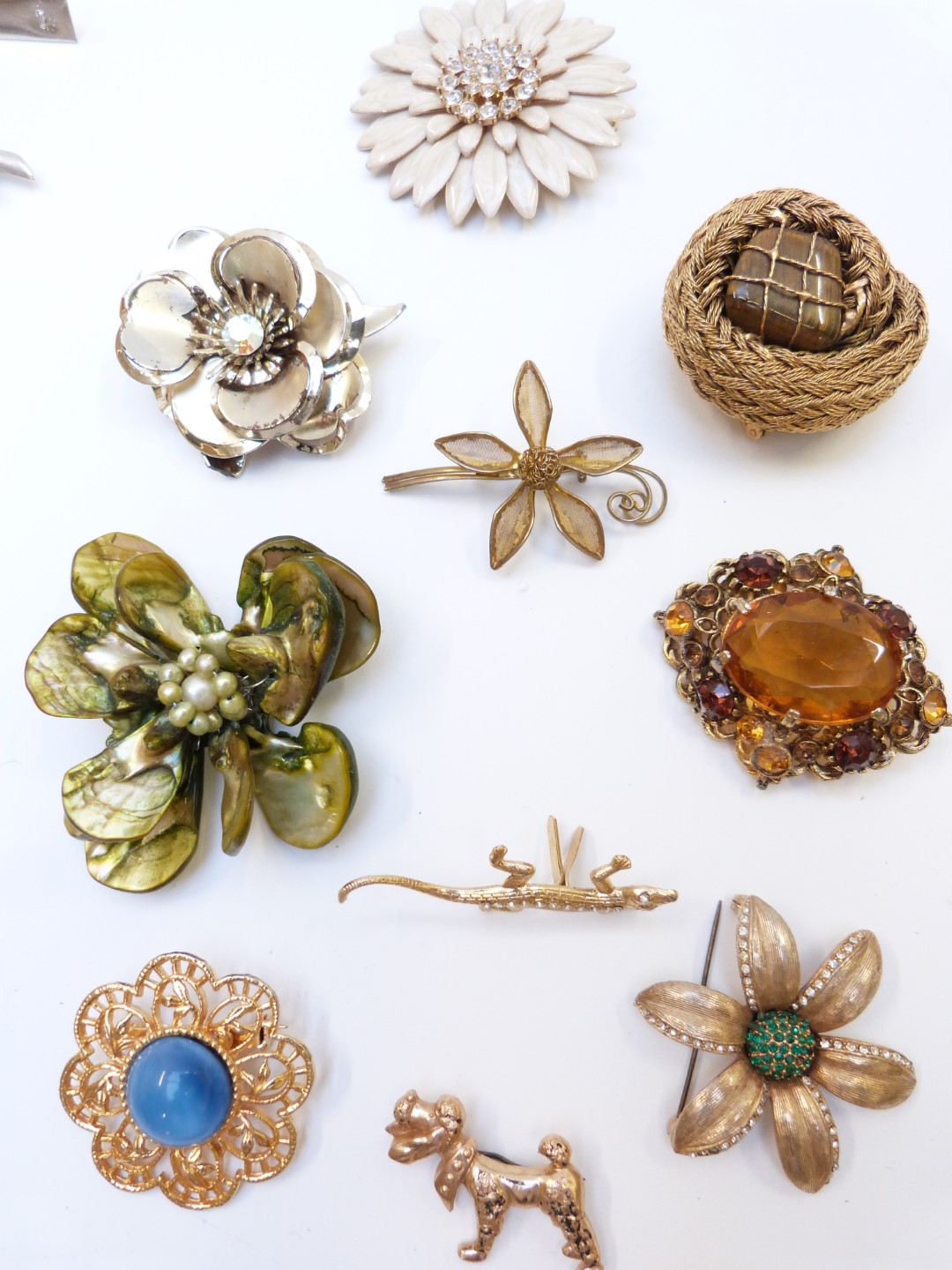 A collection of brooches including 1950's, micro mosaic, silver set with agate, filigree, dog, - Image 5 of 11