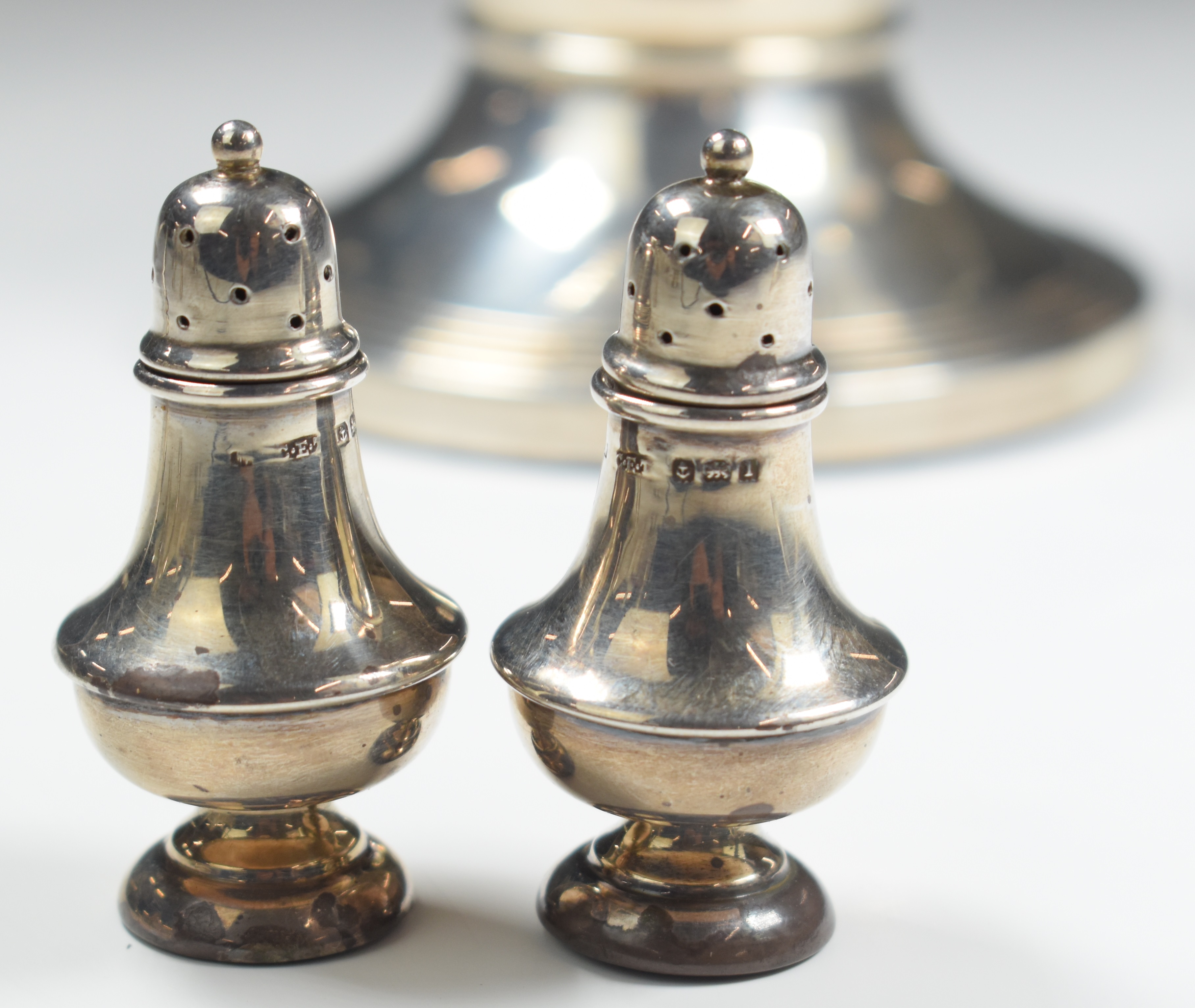 George V hallmarked silver capstan inkwell, Birmingham 1931, diameter 9cm, together with a pair of - Image 2 of 5