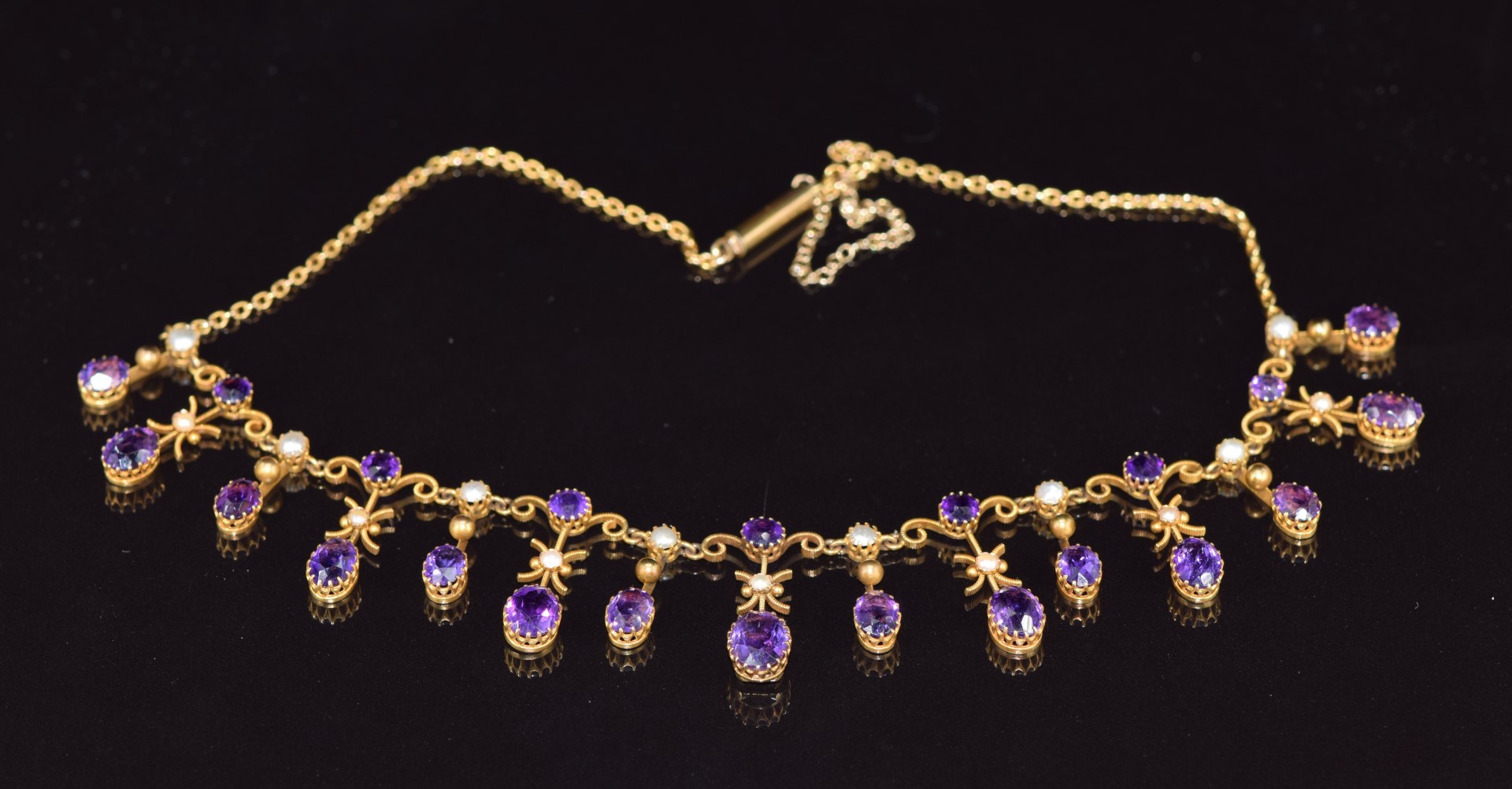 Edwardian 9ct gold necklace set with seven round cut amethysts, fifteen oval cut amethysts, split