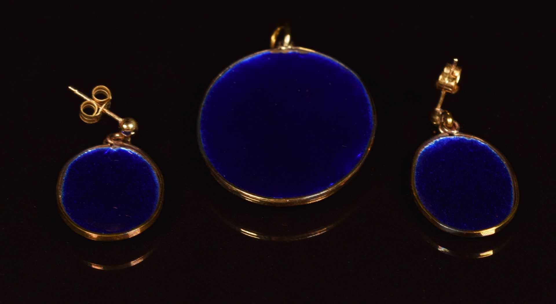 A 9ct gold pendant set with an enamel panel depicting flowers on a blue ground, with matching - Image 2 of 2