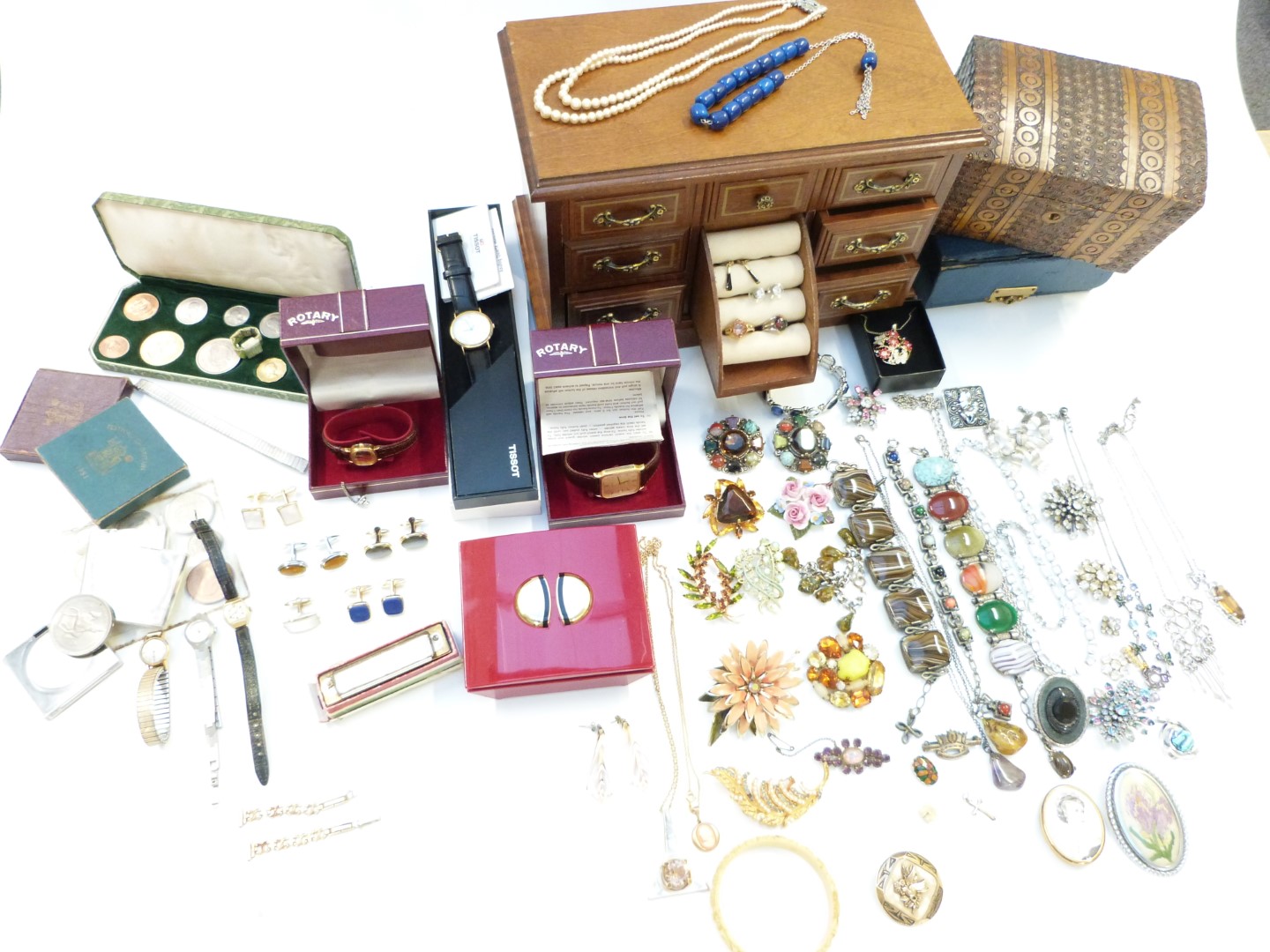 A collection of costume jewellery including diamanté necklace, vintage brooches, cufflinks, coins,