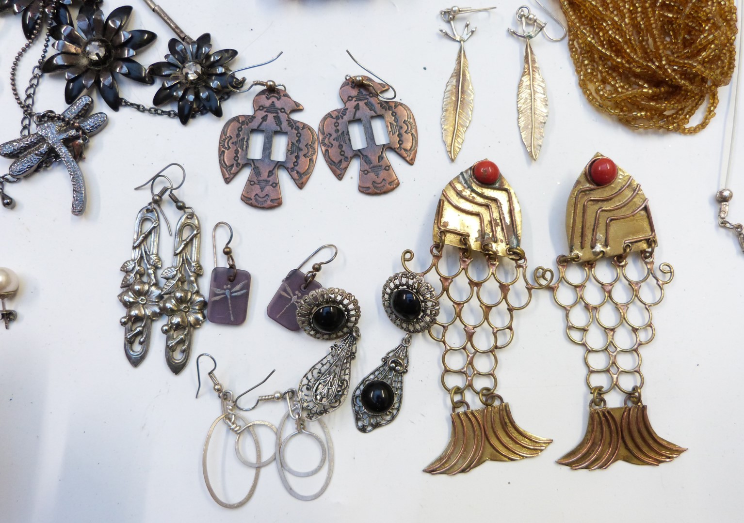 A collection of costume jewellery including necklaces, earrings, bangles, etc - Image 6 of 9