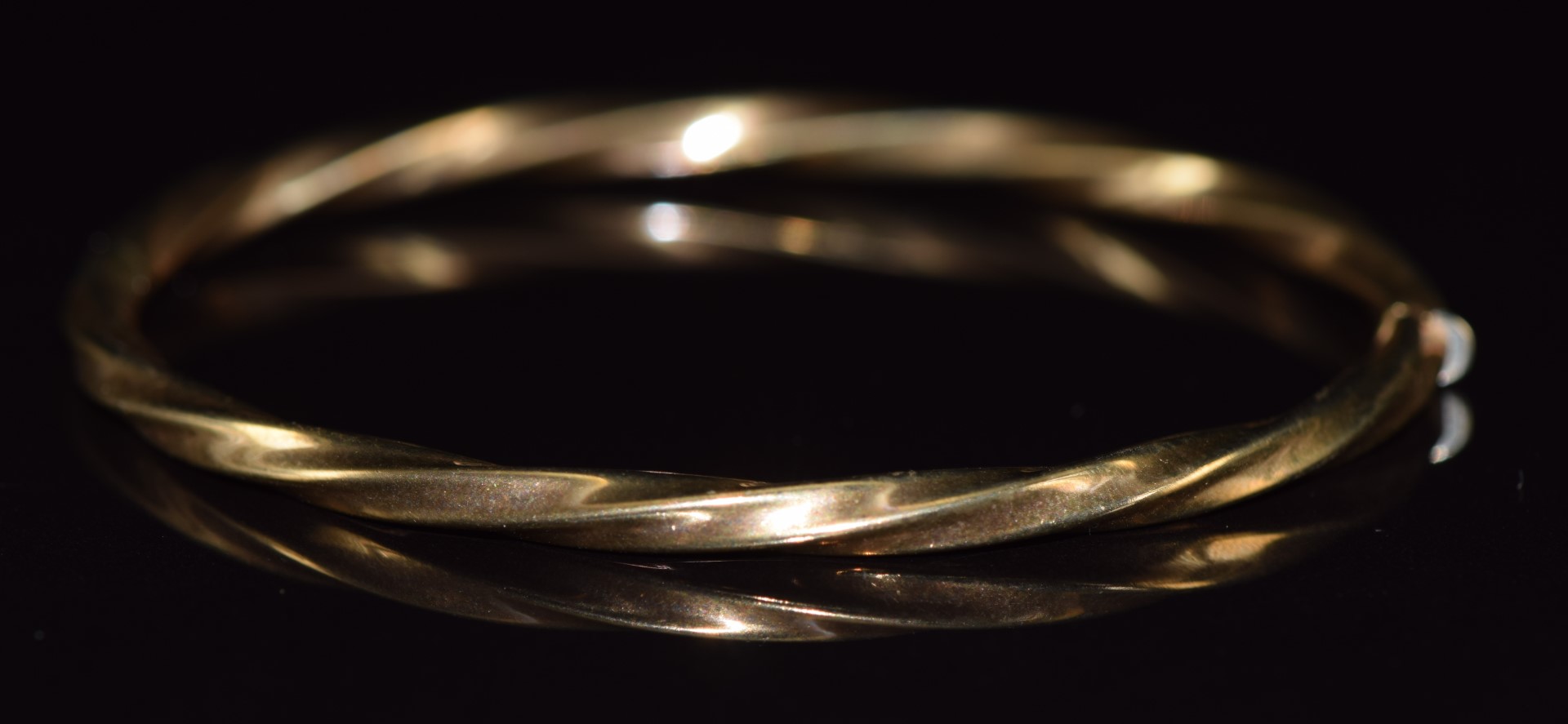 A 9ct gold twist bangle, 4.9g