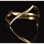 A 9ct gold 'V' shaped ring, 0.9g, size Q