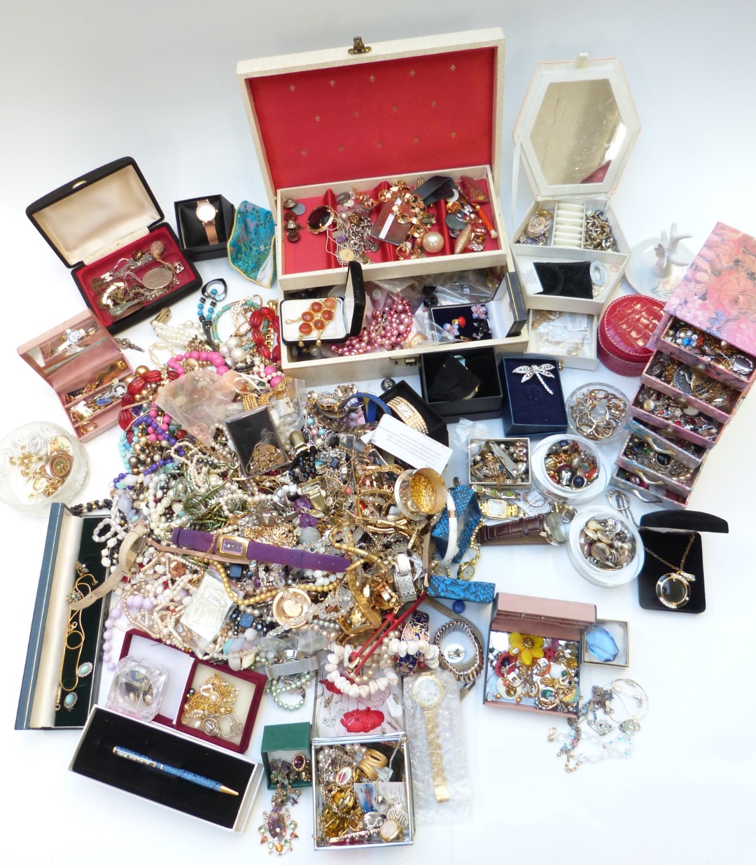 A collection of jewellery including vintage brooches, vintage earrings, beads, necklaces, etc