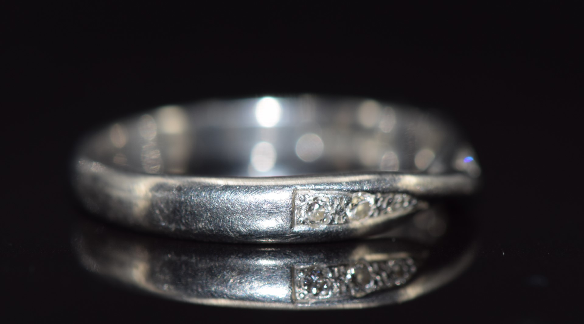 A platinum wedding band / ring with twisted design to fit engagement ring set with six round - Image 2 of 2