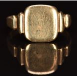 A 9ct gold signet ring, 3.3g, size T