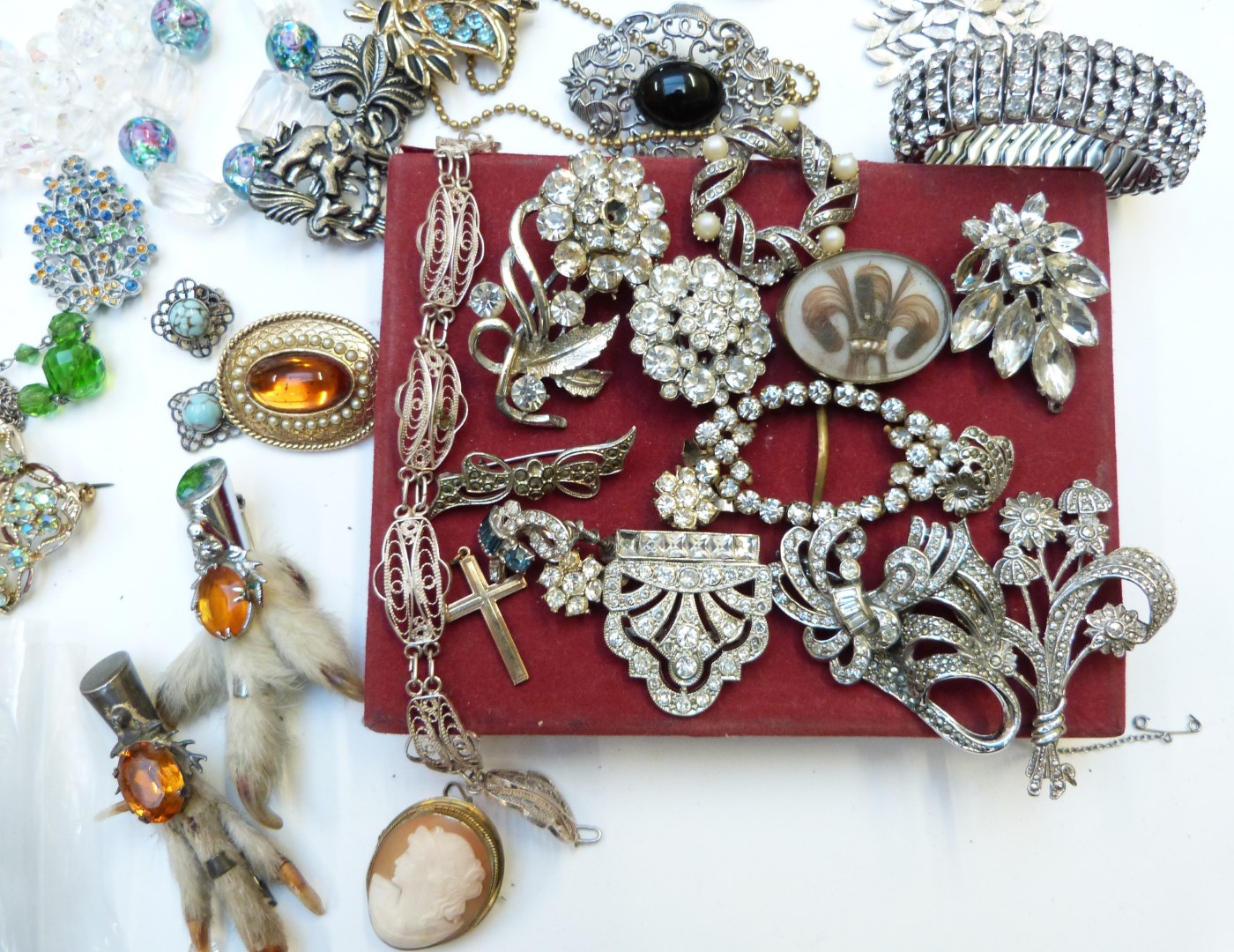 A large collection of costume jewellery including agate beads, vintage brooches, vintage earrings, - Image 2 of 10