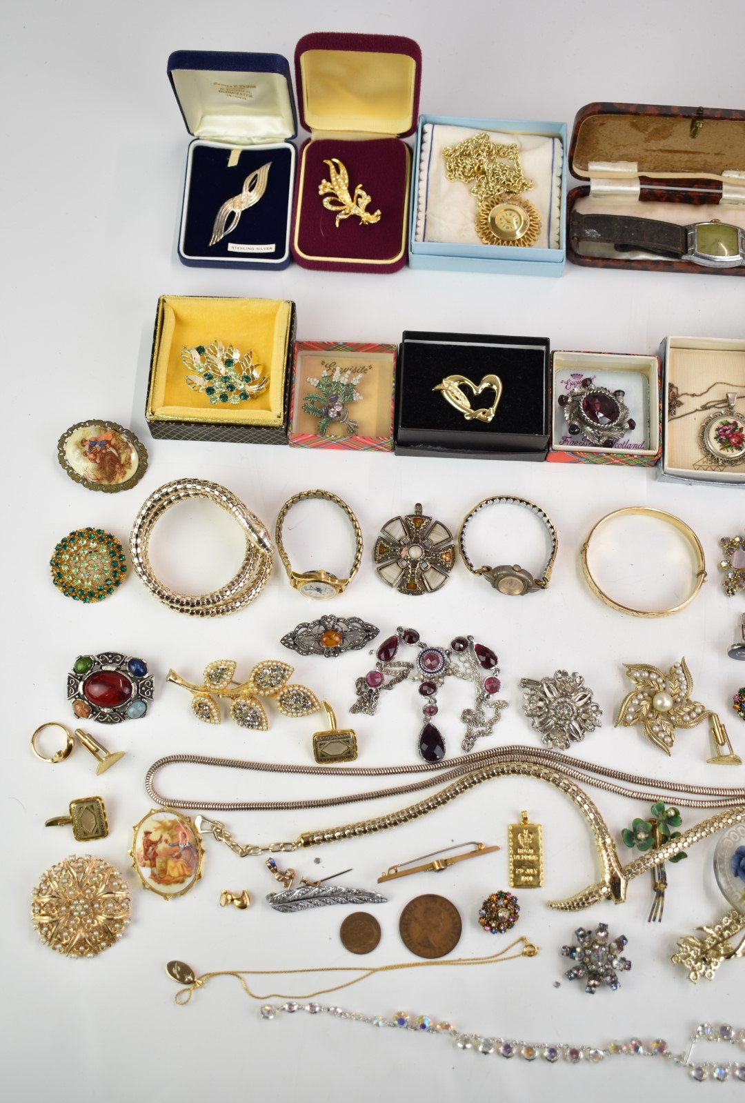 Collection of costume jewellery including silver medal, lucite brooch, 9ct gold iron charm (0.7g), - Image 2 of 5