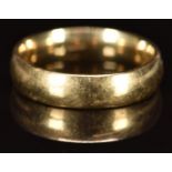 A 9ct gold wedding band / ring, 5.9g, size Q/R