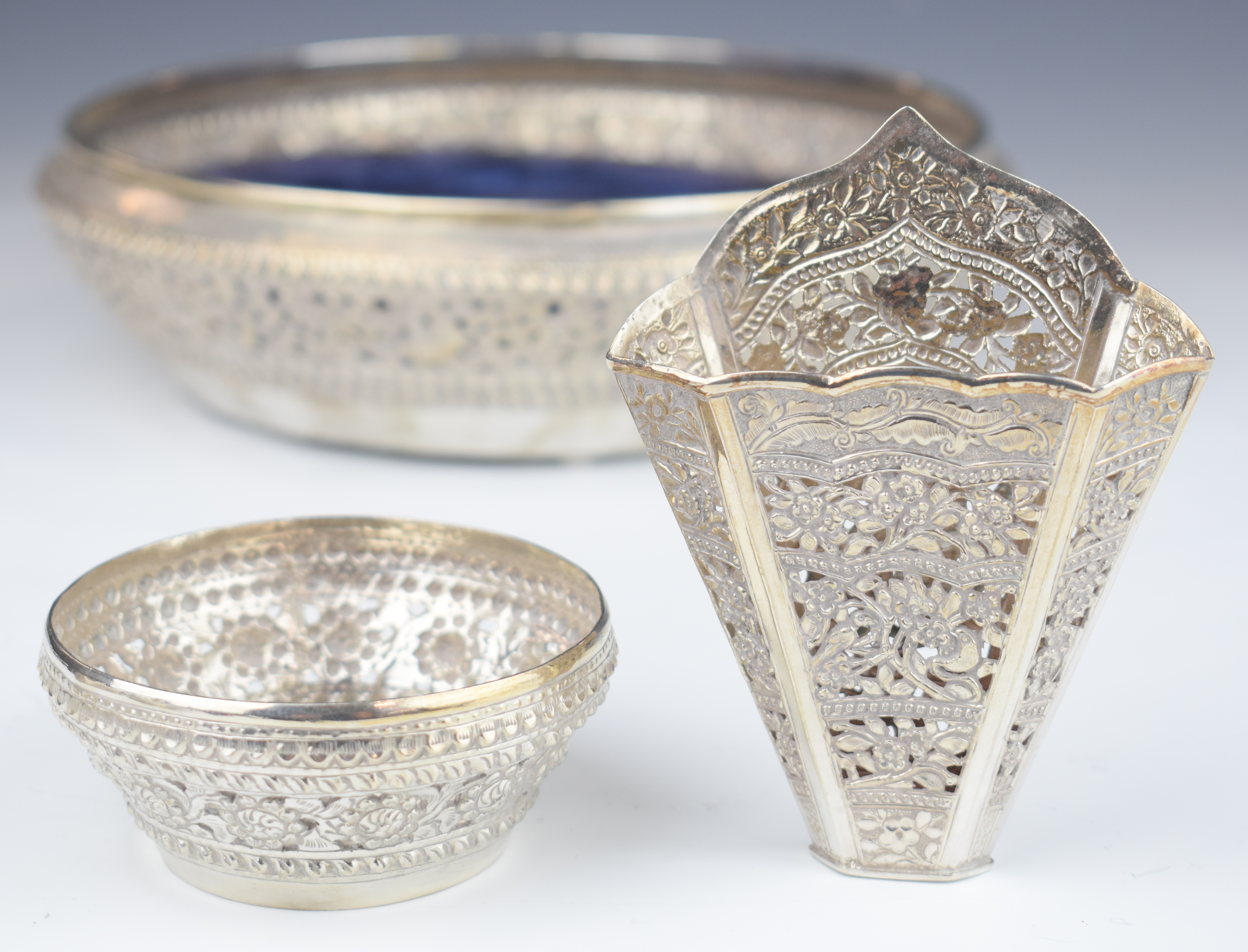 Thai or similar silver dressing table set comprising bowl/tray, four covered pots, small bowl and - Image 6 of 9