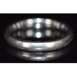 A platinum wedding band / ring, 4.9g, size K